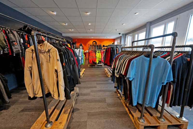 Showroom Embrach mit Auswahl an Arbeitskleidung
